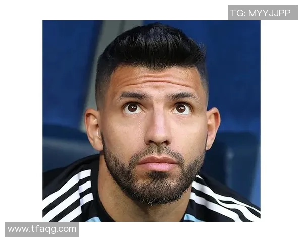 发型酷炫的足球明星男孩展现青春活力与运动魅力 发型酷炫的足球明星男孩展现青春活力与运动魅力