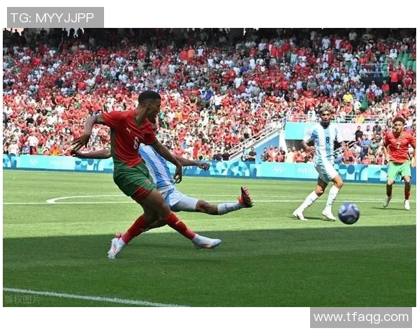 世界足球明星同框瞬间珍藏回忆展现球场魅力与友谊的精彩时刻 世界足球明星同框瞬间珍藏回忆展现球场魅力与友谊的精彩时刻