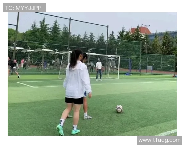 女星与足球明星的浪漫情缘揭秘及其背后的故事分享