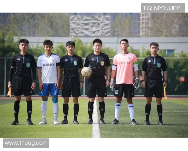 足球明星模仿成龙的搞笑瞬间引发热议你猜是谁呢 足球明星模仿成龙的搞笑瞬间引发热议你猜是谁呢