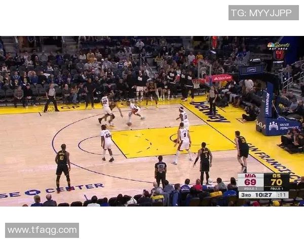 勇士与掘金对决库里精彩得分表现引发球迷热议 勇士与掘金对决库里精彩得分表现引发球迷热议